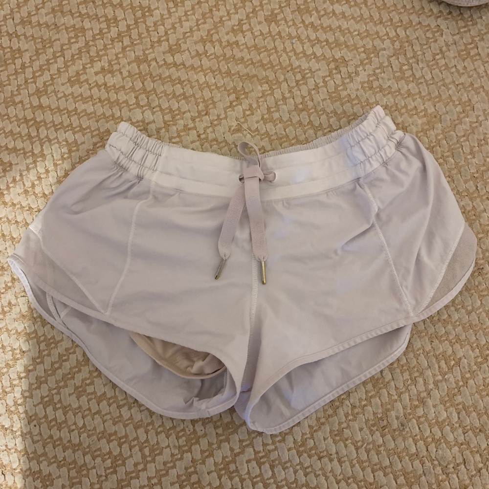 Whiye lululemon hotty hot shorts 6